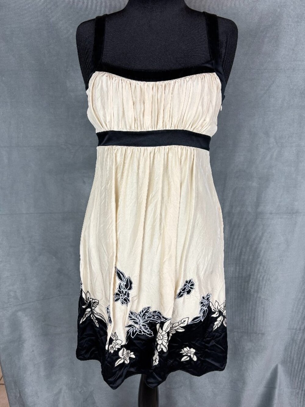 BCBG Maxazria Silk Dress Womens 10 Cream/Black Embroidered Floral Babydoll